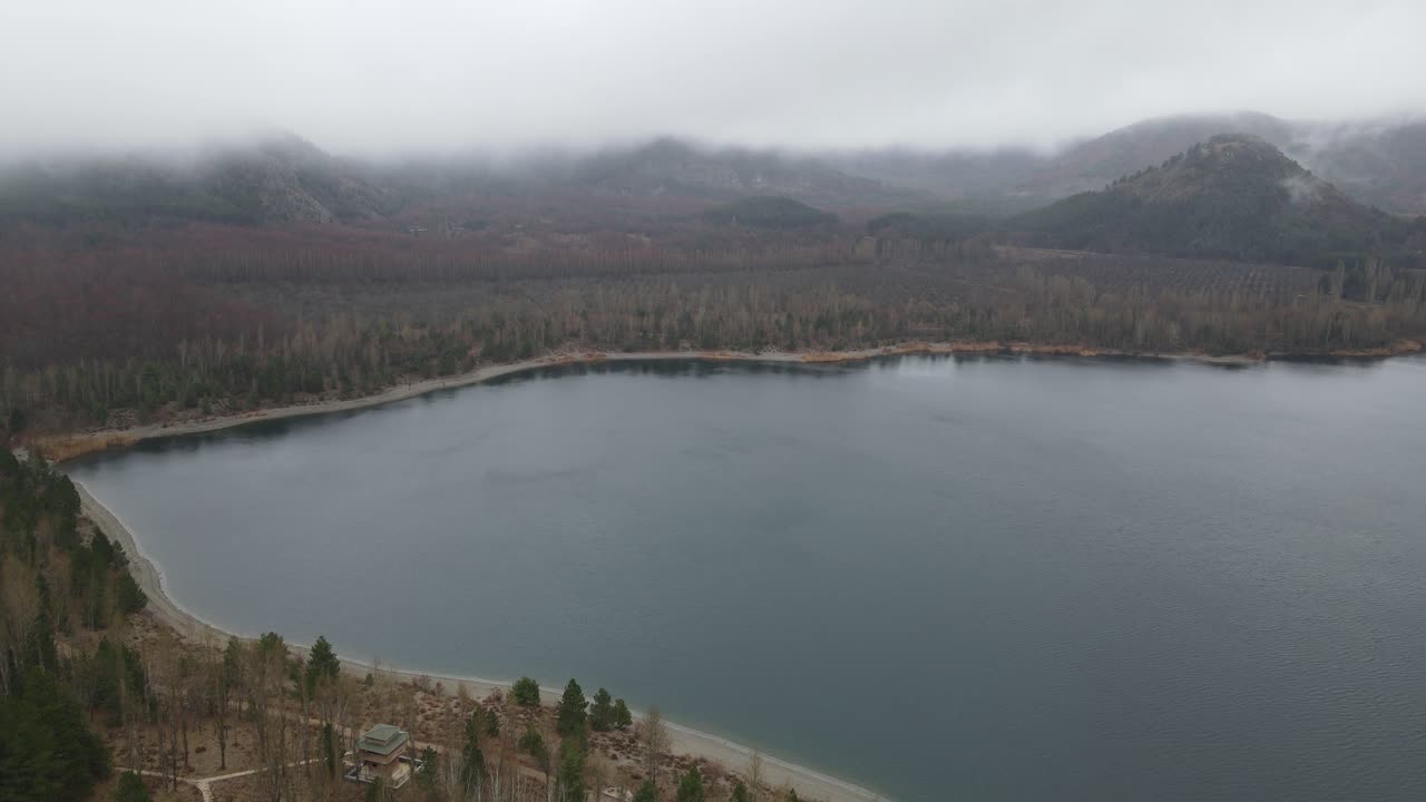 lago con hierba seca