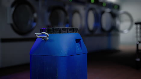 recipiente de plástico azul en el cuarto de lavandería