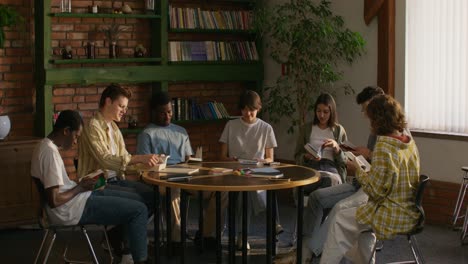 estudiantes que estudian en una biblioteca