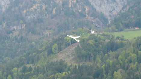 Lanzamiento-De-Planeador-Con-Cabrestante-Planeador-En-La-Pista-Montañosa-Del-Aeropuerto