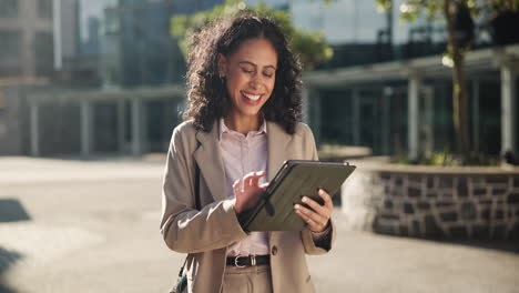 mujer de negocios usando tableta al aire libre