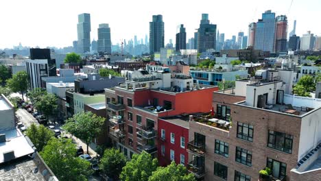 Vista-Panorámica-Aérea-De-La-Zona-Residencial-Americana-En-El-Distrito-De-Brooklyn-Y-El-Horizonte-En-El-Fondo---Establecimiento-De-Disparos-De-Drones