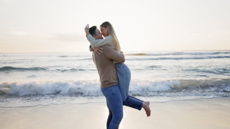 pareja abrazo, playa y libertad con amor