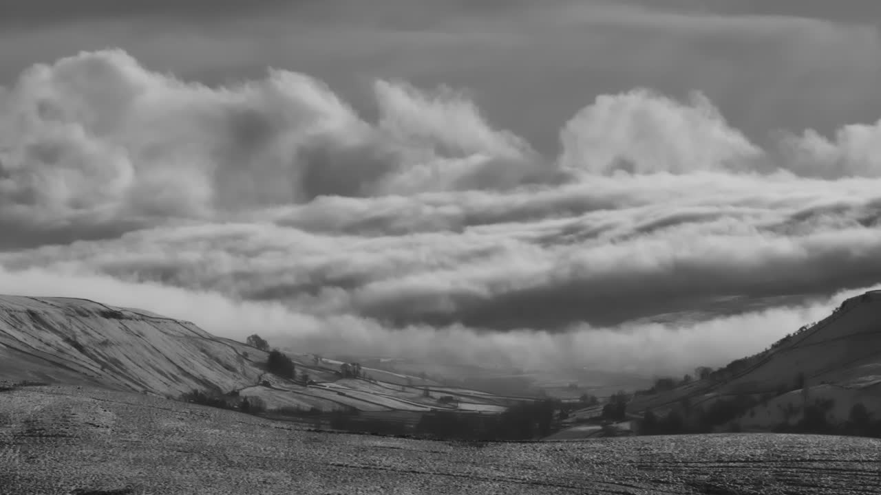 hermosas nubes atmosféricas moviéndose a través del valle mallerstang en cumbria