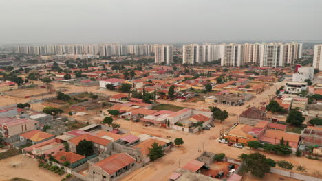 Reisende-Front,-Drohne,-Zentralität-Von-Zango,-Luanda,-Angola,-Afrika,-Soziale-Kontraste,-Harte-Realitäten-Heute-1