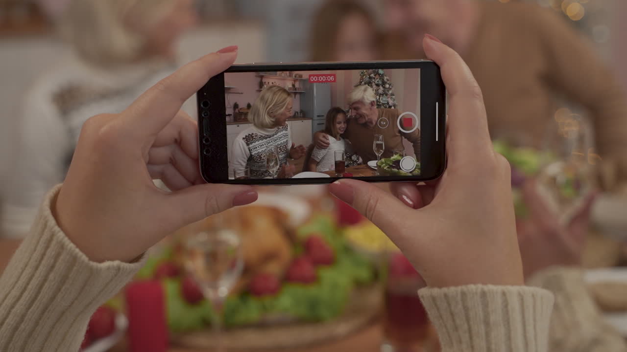 manos con un teléfono grabando un video