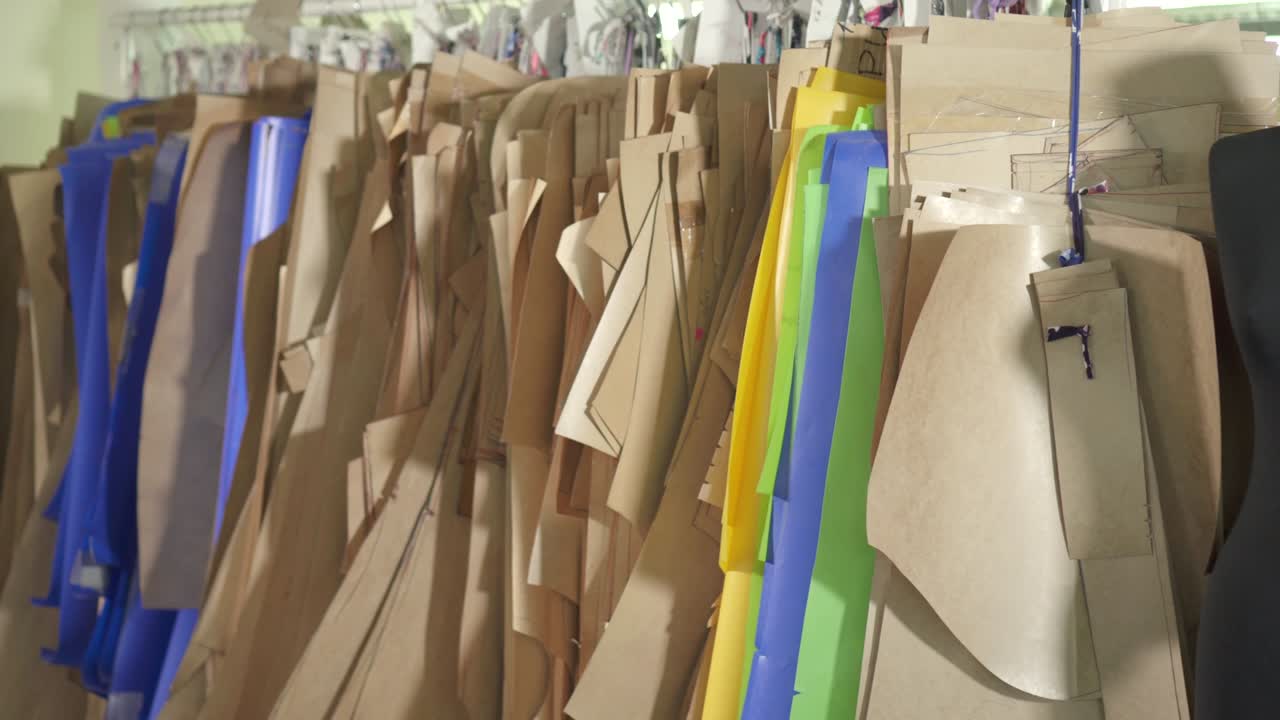 바느질을 위한 패턴은 스튜디오의 옷장 위에 매달려 있습니다.