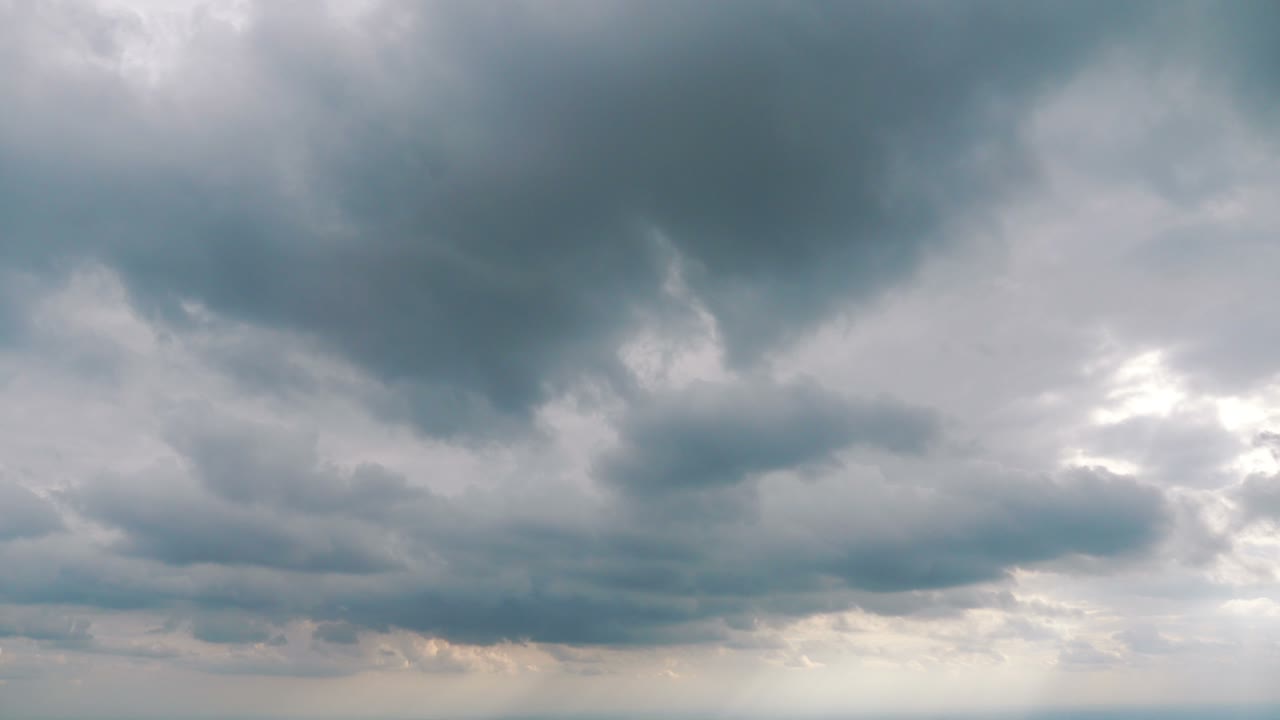 폭풍우와 어두운 구름 속에서 비행 4k 느린 동작 60fps