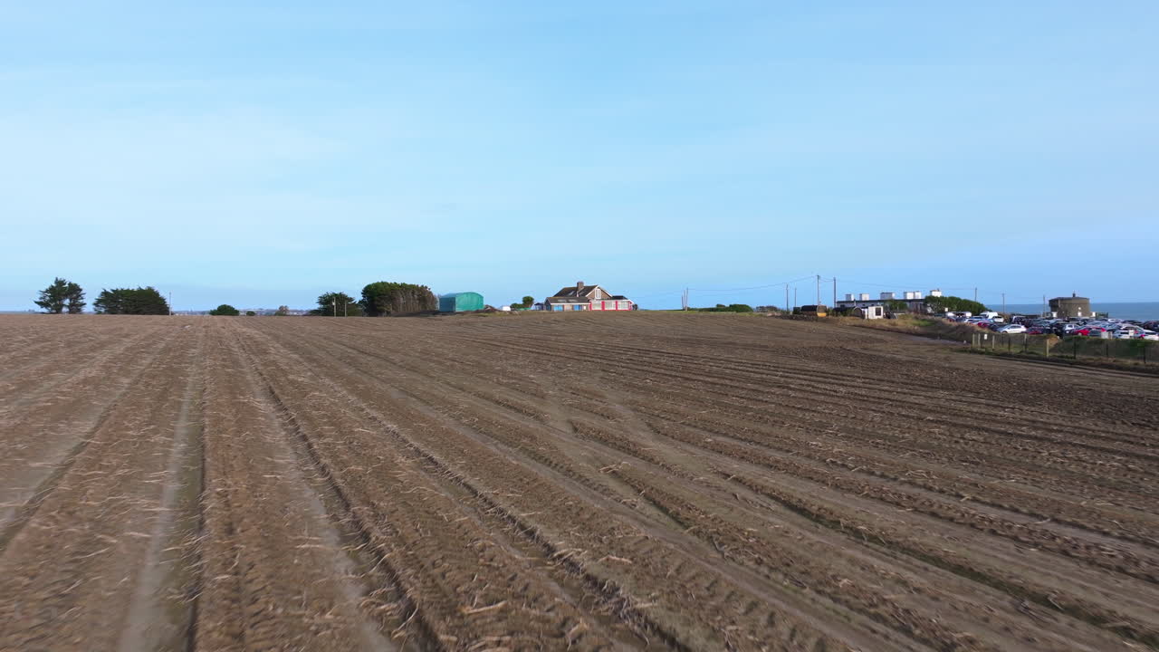 4K-Kinodrohnenaufnahmen, die ein Bauernhaus mit einer malerischen Enthüllung der Küstenlinie von Portrane, County Dublin_64 zeigen