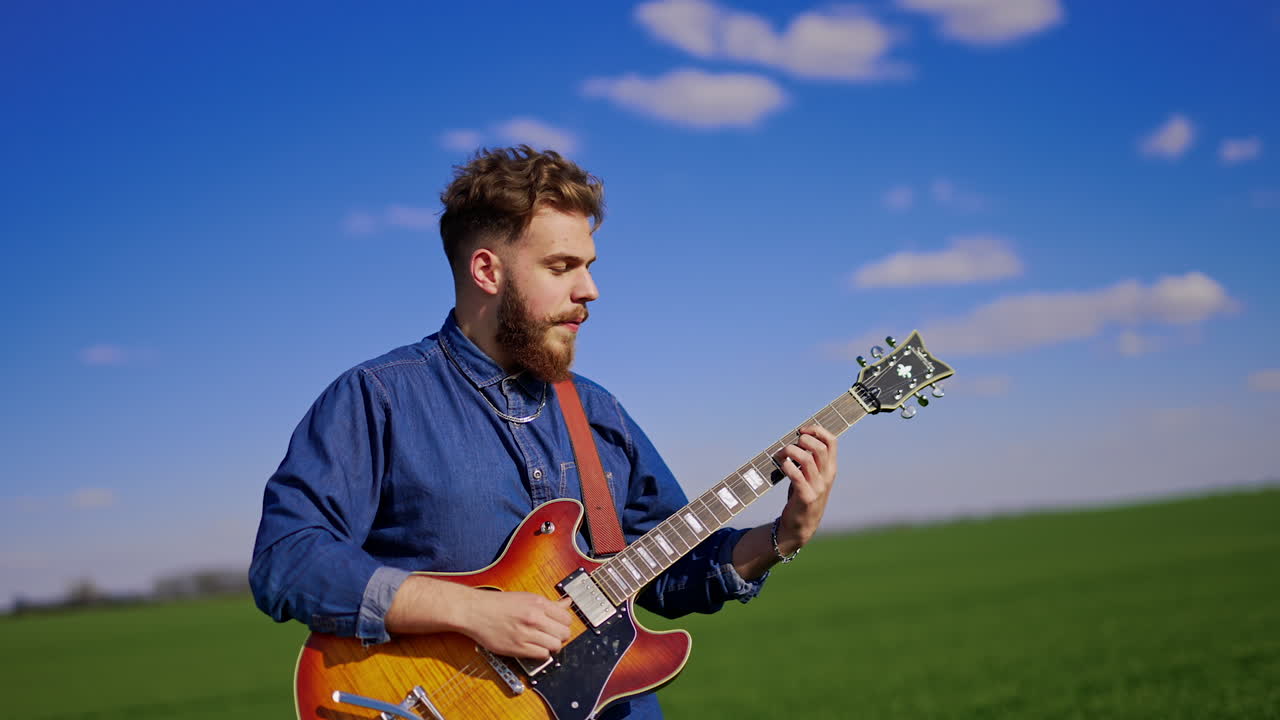 Musiker spielen auf einem Feld