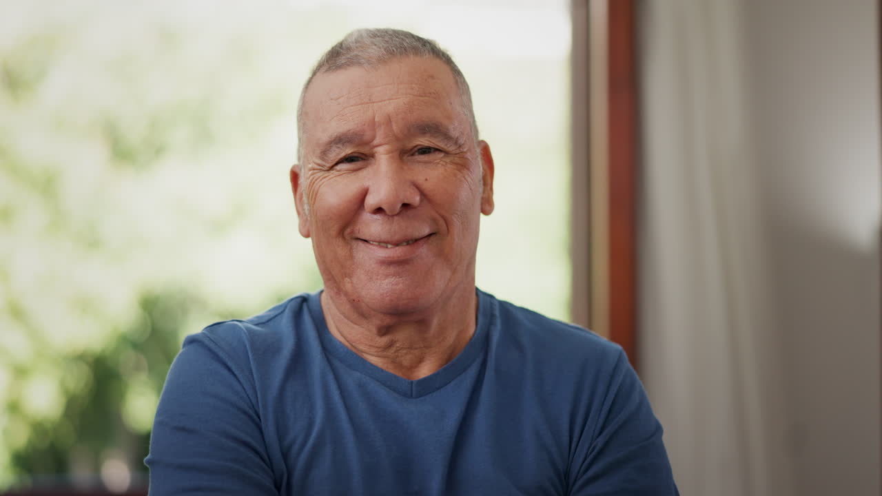 얼굴, 미소, 그리고 집 거실의 고령자