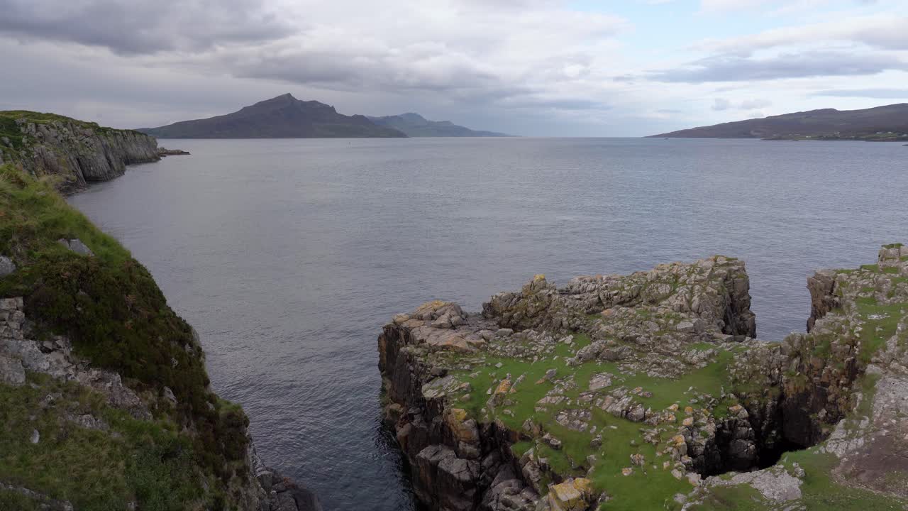 acantilados rocosos en una costa accidentada en una isla escocesa