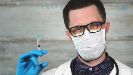 médico con jeringa y máscara