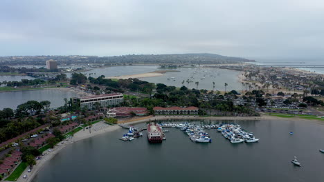 vista panorámica de la bahía de la misión con el hotel bahia resort en san diego, california - toma aérea de drones