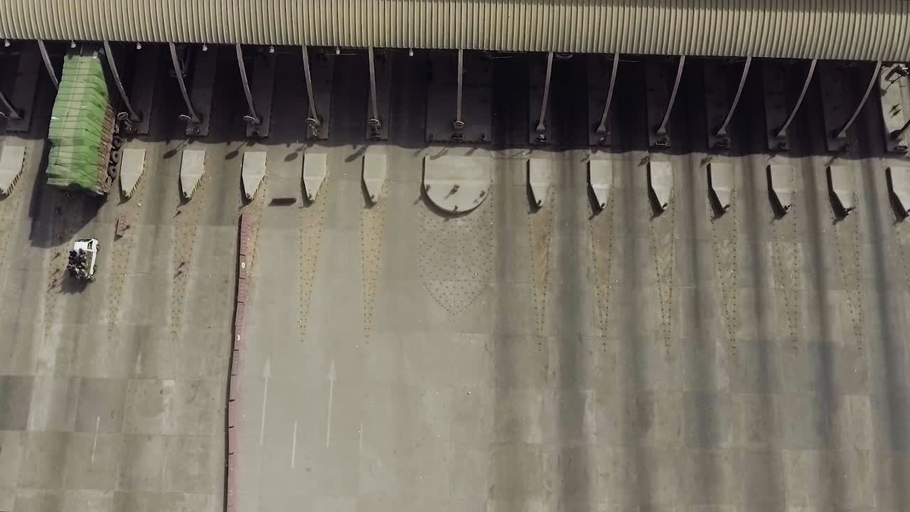 도시의 고속도로 통행료 징수소, 대형 차량 및 기타 진입 및 횡단의 근접 조감도