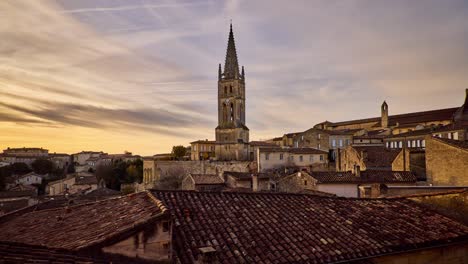 Ciudad-Histórica-De-Saint-Émilion-E-Iglesia-Al-Atardecer