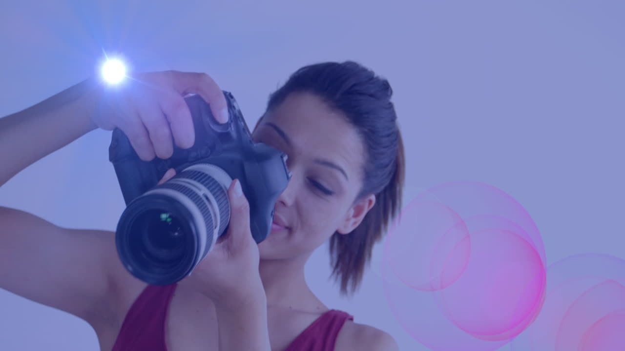 카메라를 가진 백인 여성 사진작가에 대한 빛의 애니메이션
