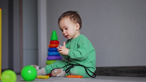 bebé jugando con juguetes