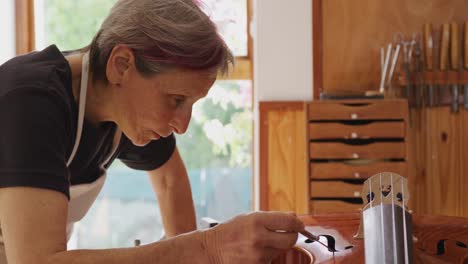 Mujer-Luthier-Trabajando-En-Su-Taller.