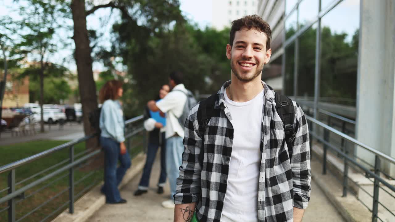 Giovane studente sorridente nel campus universitario.