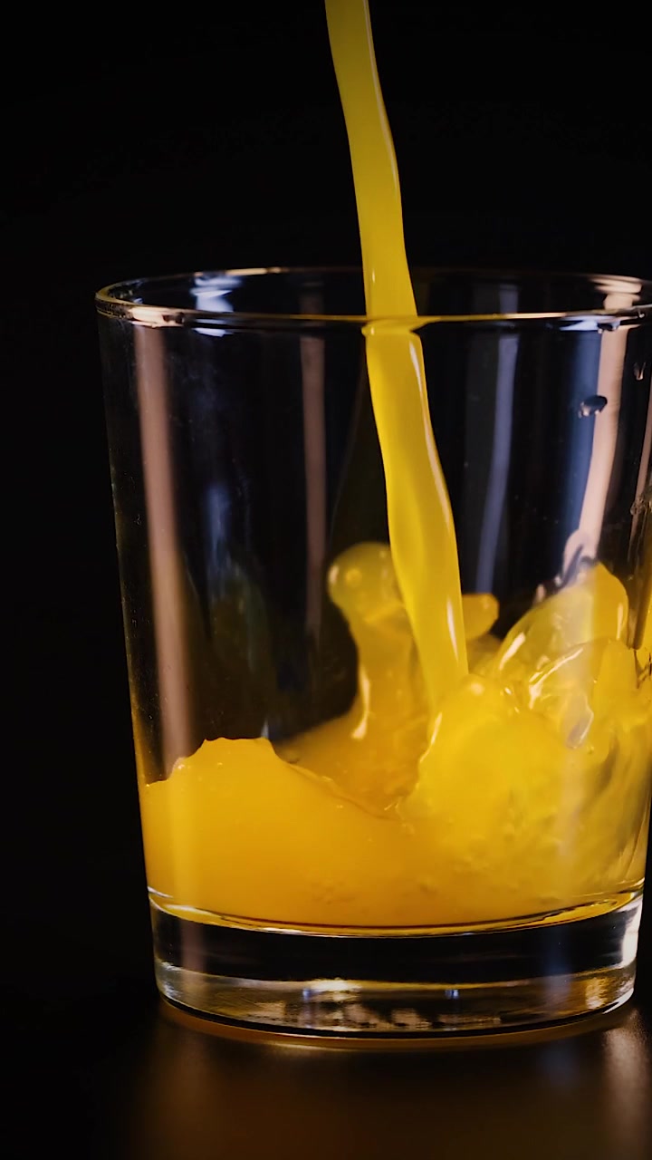 Il succo d'arancia viene versato in un bicchiere