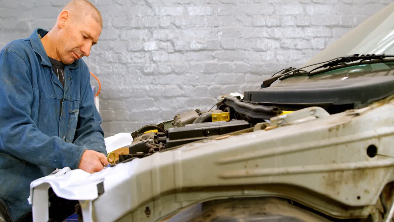 mecánico reparando un motor de coche 4k