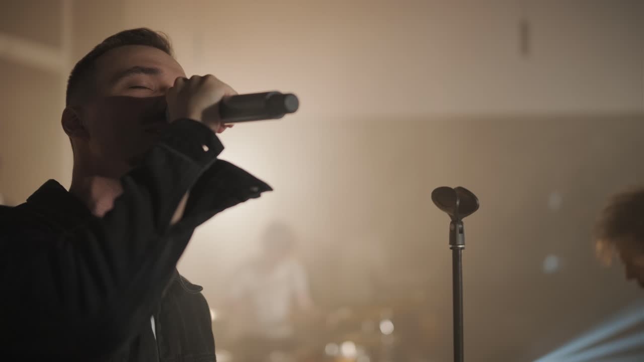 가수, 베이시스트, 피아니스트, 드러머, 기타리스트와 함께 라이브 밴드 공연