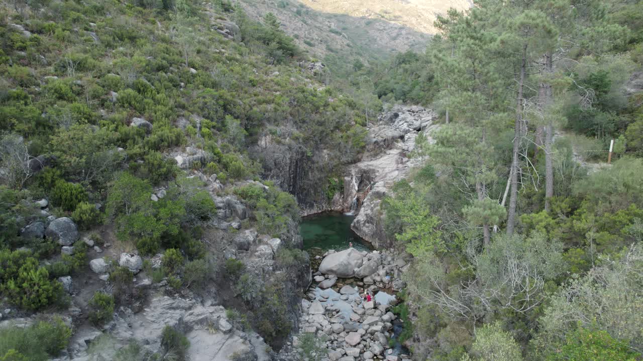 cascada y lago de portela do homem en portugal
