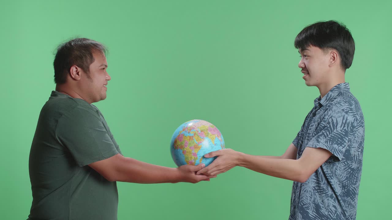 dos hombres compartiendo un globo