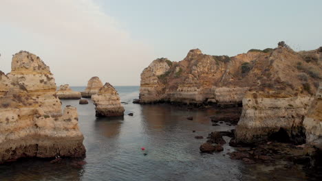 vista aérea de drones de la playa rocosa vacía y desierta y acantilados en portugal