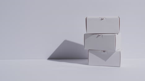 video von gestapelten kartonboxen mit kopierplatz auf weißem hintergrund