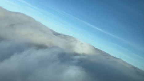Überfliegen-Und-Eindringen-In-Den-Nebel-Während-Einer-Linkskurve-Mit-Der-Silhouette-Des-Flugzeugs