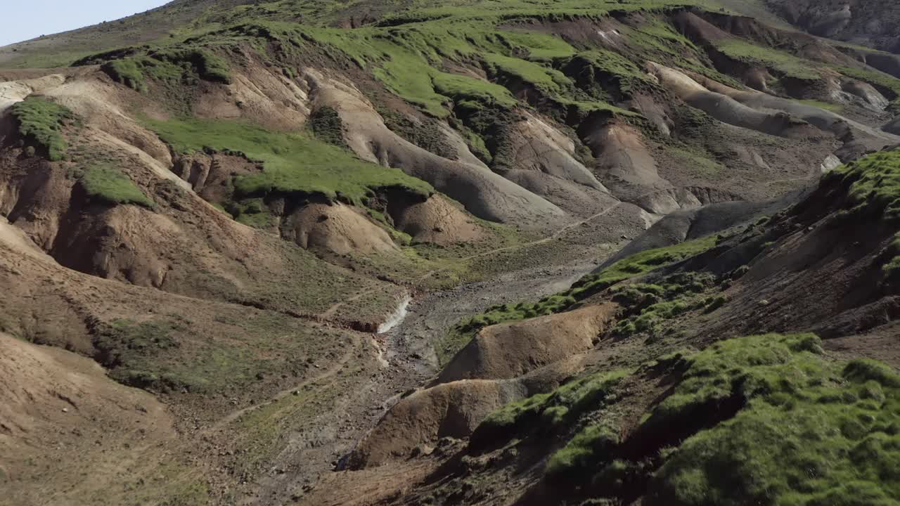vuelo aéreo a través del valle árido en el remoto paisaje de islandia de sogin badlands
