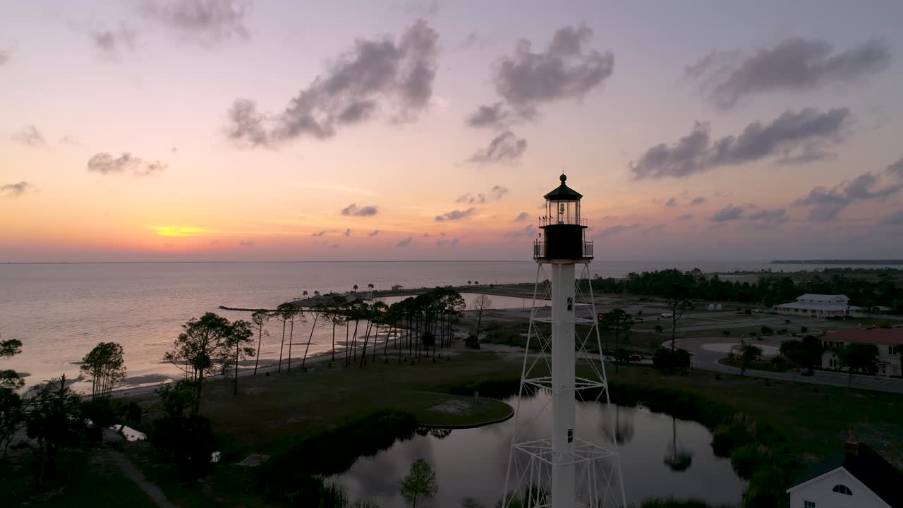 아름다운 일몰 동안 등대 주변의 공중 비행