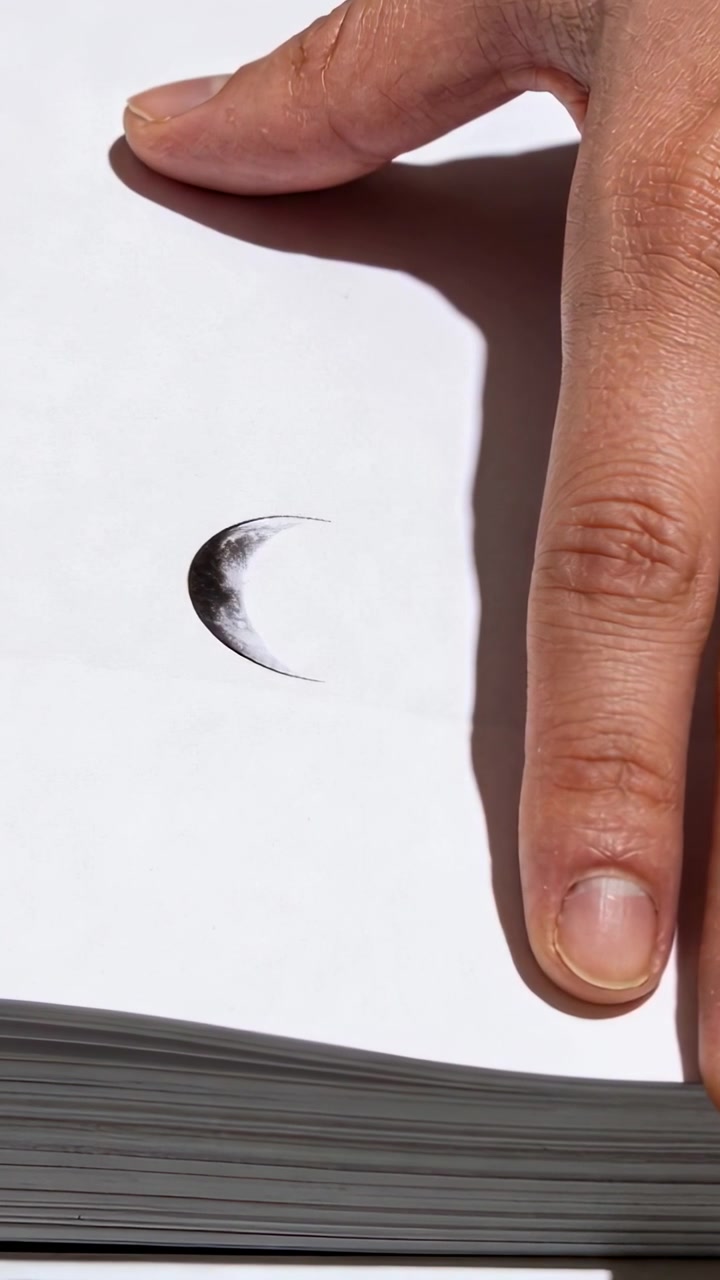 Video vertical: Colocando la mano derecha para sujetar una hoja en un escritorio, con un gráfico de media luna, espacio para texto.