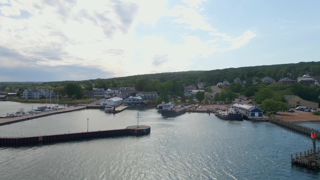 ウィスコンシン州ベイフィールド、スペリオール湖の隣の小さな町の空撮