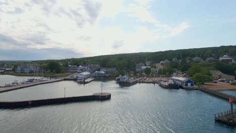 Vista-Aérea-De-Bayfield-Wisconsin,-Pequeña-Ciudad-Al-Lado-Del-Lago-Superior