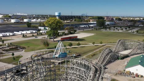 Luftaufnahme-Des-Vergnügungsparks-Green-Bay-Wisconsin-Bay-Beach,-Zippin-Pippin-Achterbahn-Mit-Brücke-Und-Stadt-In-Der-Ferne