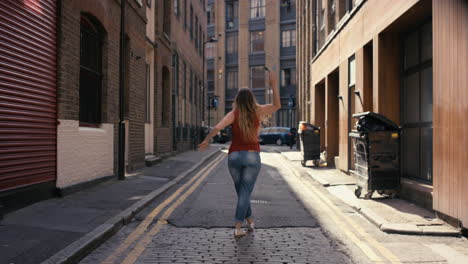 Mujer-Caucásica-Funky-Contemporánea-Bailarina-Callejera-Bailando-Estilo-Libre-En-La-Ciudad