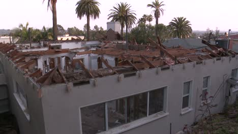 amplias tomas de las paredes exteriores de una casa en proceso de demolición