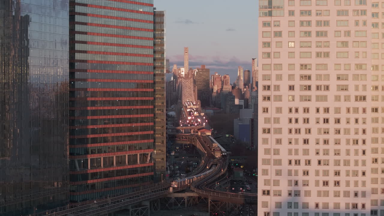 vista aérea del metro en queens, tomada en una mañana de otoño en la ciudad de nueva york.