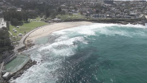 Bronte-Rockpool-Mit-Tosenden-Wellen-Am-Bronte-Beach-In-Den-östlichen-Vororten-Von-Sydney,-New-South-Wales,-Australien