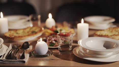mesa festiva bellamente servida con varios platos