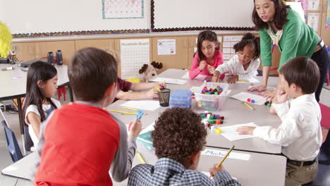 Profesor-Utiliza-Bloques-Con-Una-Clase-De-Niños-Pequeños,-Filmado-En-R3d