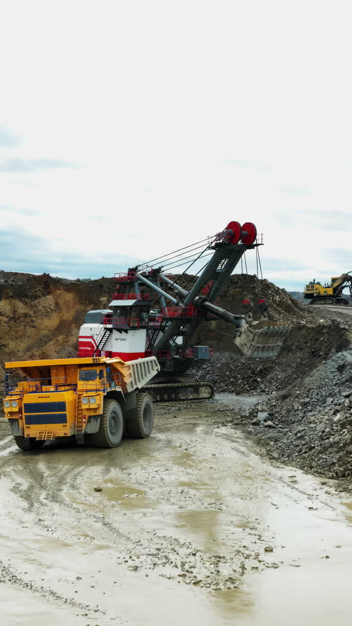 Tunge maskiner ved en stor minedrift