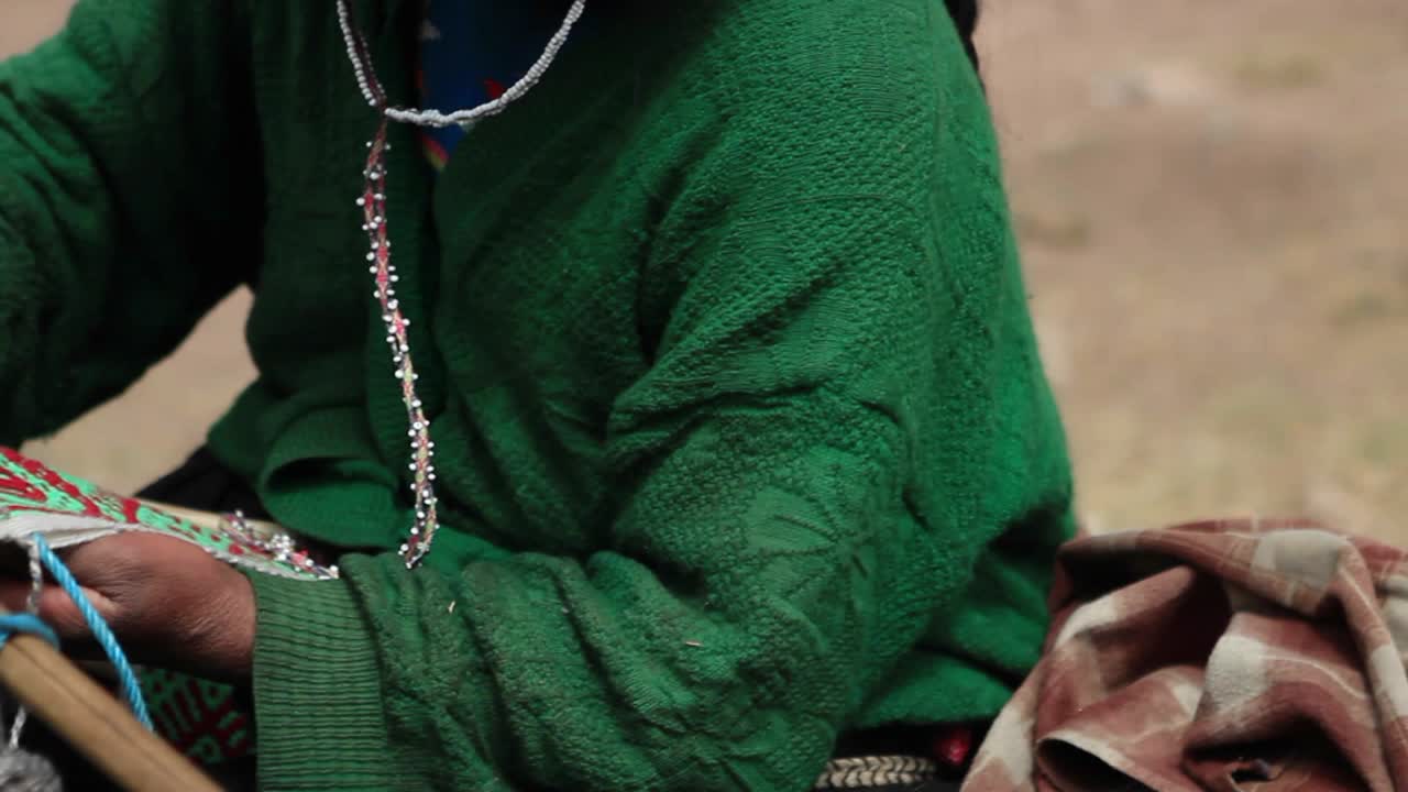 pan de arte tradicional siendo tejido