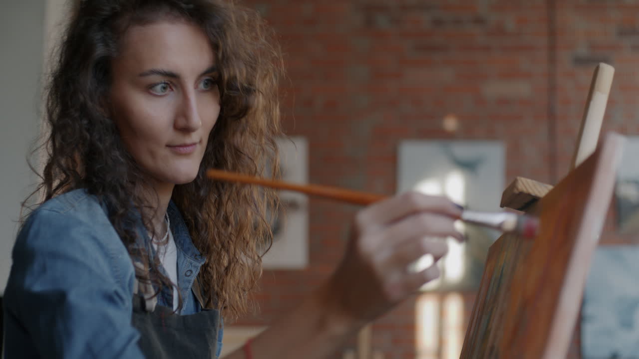 Donna che dipinge in uno studio d'arte