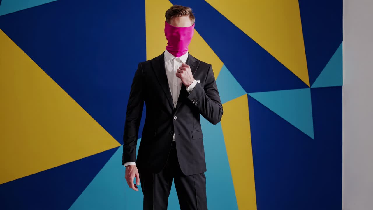 분홍색 스카프를 입은 남자