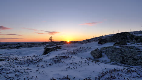 salida del sol del círculo polar ártico a gran altitud. laponia finlandesa