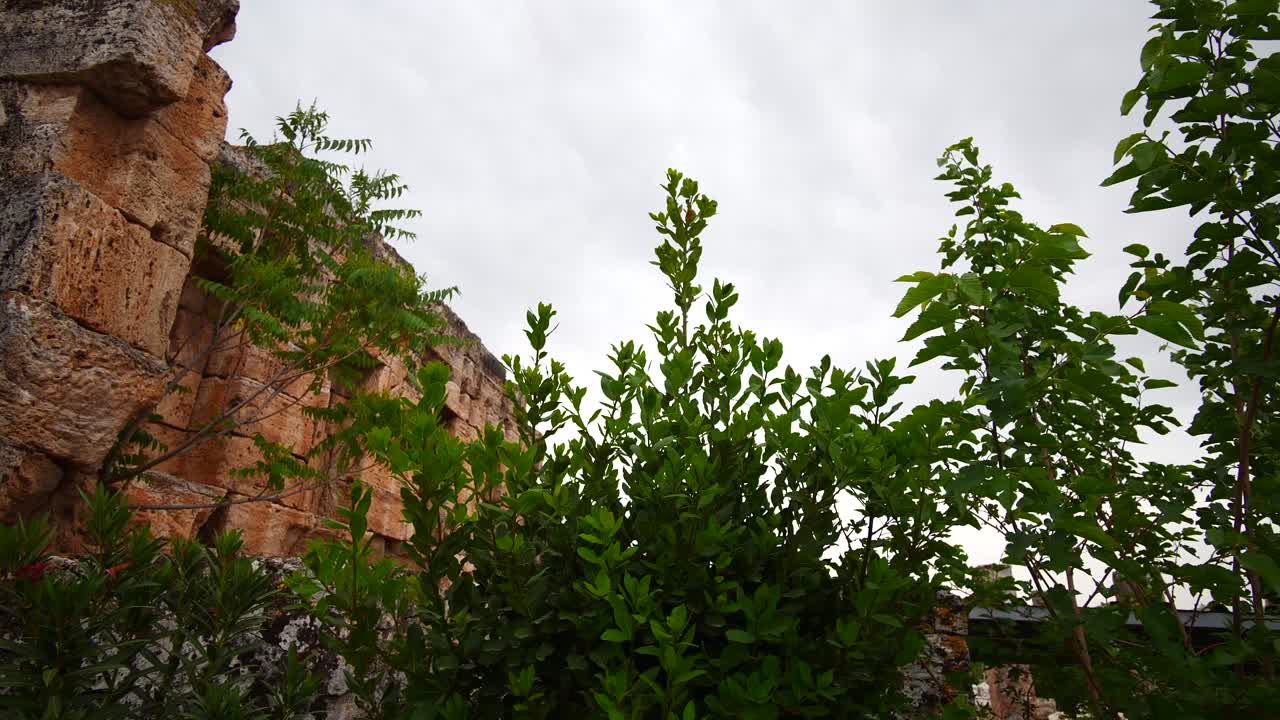 panorámica a la izquierda que revela la antigua pared de ladrillo marrón histórica de la época romana en hierápolis, pamukkale, turquía